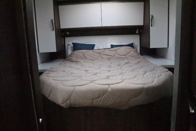 Vrijstaand centraal bed in afgesloten slaapkamer